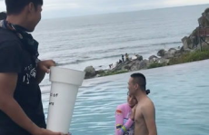 粉色泳装小姐姐长腿,长腿小姐姐的夏日风情