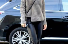 灰色毛衣写真外景,尽显简约时尚魅力