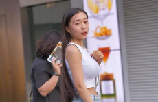 控江路小姐姐,街头时尚新宠，魅力四溢的都市风采