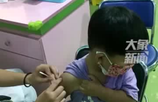 打疫苗护士小姐姐漫画图,护士小姐姐的温馨守护瞬间